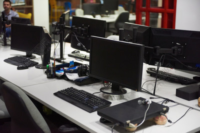 在室内现代办公室中使用双显示器屏幕和膝上型计算机,启动公司的软件开发技术
